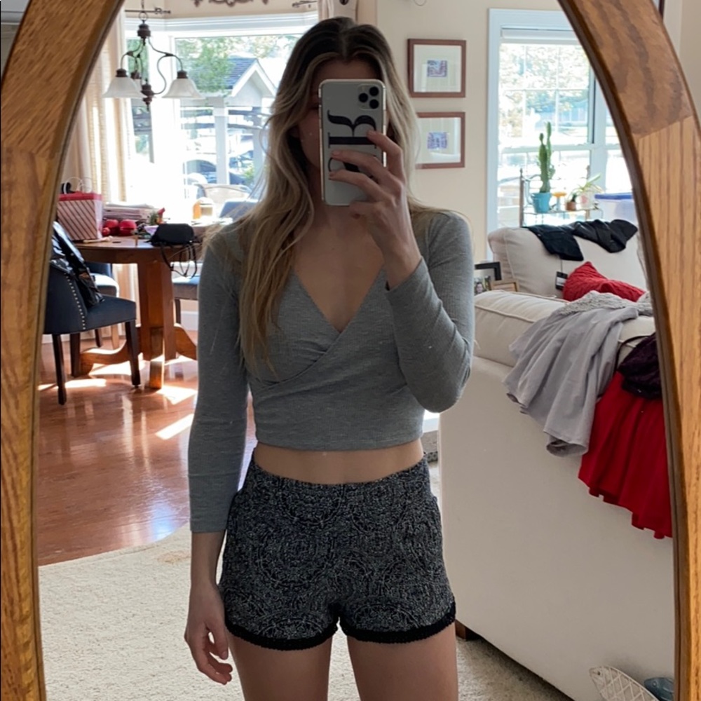 Grey long-sleeve crop top